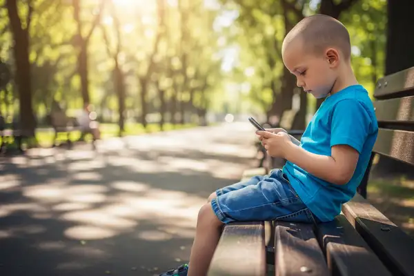 Kyberšikana aneb Visí vaše dítě také na mobilu?